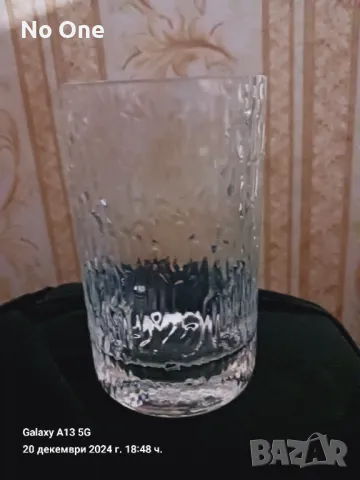 Продавам стъклена чаша с матови шарки   