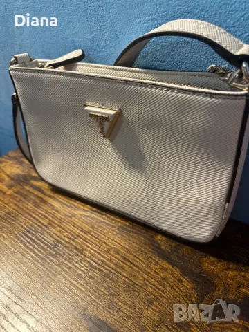 Оригинална дамска чанта на Guess, снимка 5 - Чанти - 56301481