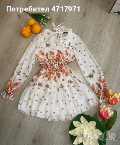 Елегантна рокля с цветя, с леко отворено деколте на гърба.