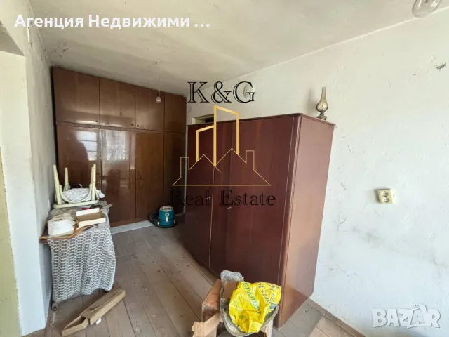 Триетажна тухлена на плоча къща в с. Стражец, снимка 4 - Къщи - 50343045