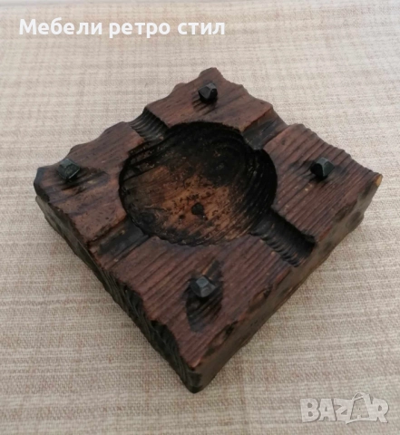 Масивен  дървен пепелник с ръчна резба и характерна визия. Изработен от плътно  дърво.