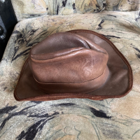 Каубойска шапка, почти нова, дебела кожа с щеммпел Pony, ръчна изработка. , снимка 2 - Други - 44699630