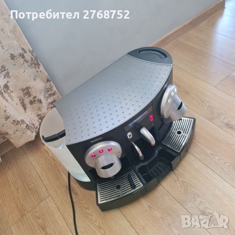 Кафе машина на Nespresso, снимка 3 - Кафемашини - 44735293