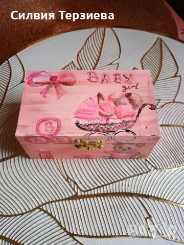 Ръчно изработена дървена кутия за бебе момиче 