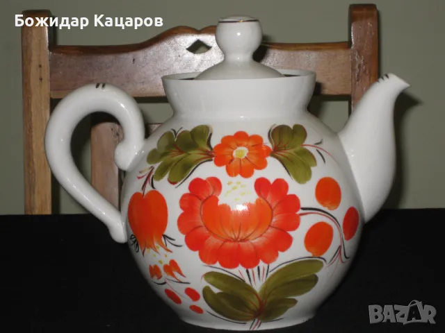 Огромен стар порцеланов чайник, произведен в СССР.Цена 35 лева. Пращам по Еконт. За София, може и ли