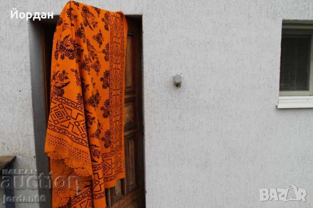 Оранжево вълнено покривало за легло