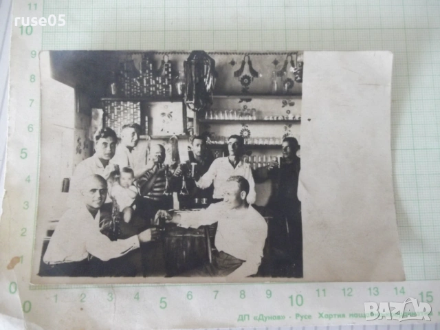 Снимка на група мъже вдигащи наздравица стара