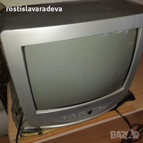 Малък 14 инчов телевизор
