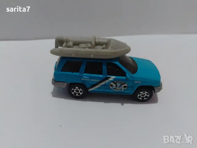 Jeep Grand Cherokee с лодка/сал на покрива на марката Matchbox (в мащаб около 1:58 – 1:64)., снимка 4 - Колекции - 56228217