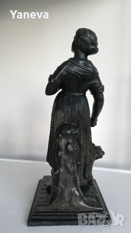 Френска, метална, антикварна статуетка  в романтичен стил, изобразяваща младо момиче с цветя. , снимка 7 - Статуетки - 54151864