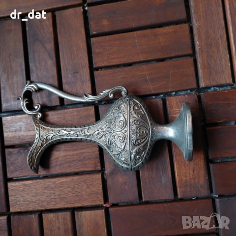 Ретро ваза от цинк с флорални мотиви