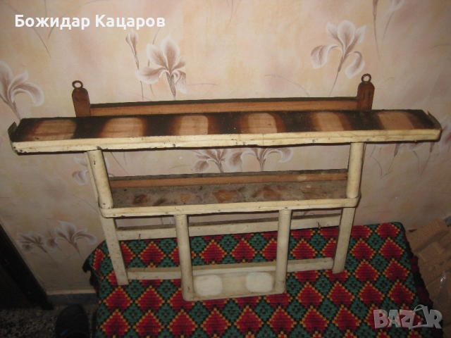 Стара дървена поставка, за порцеланови буркани. Цена 37 лева(18.92 €). Пращам по Еконт., снимка 2 - Антикварни и старинни предмети - 51834895
