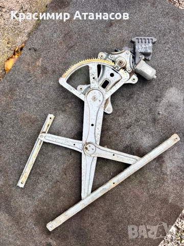 69820-0F010. Стъклоповдигач преден ляв за Тойота корола версо. 2004-2008г