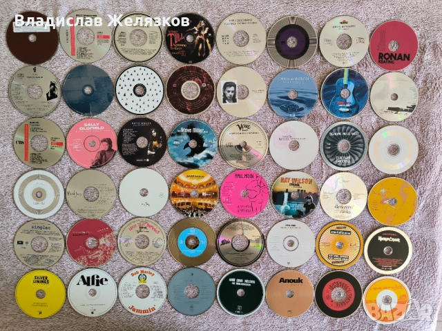 125 компакт диска (CD)