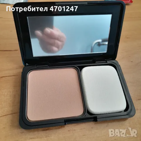 Компактна пудра BROADWAY – сияйна кожа и ефектен блясък