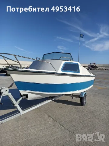 Моторна яхта EROS 430 с кабина за 4 души + Evinrude 9.8 к.с. + колесар