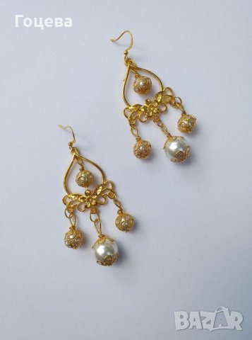 Прелестно нежни висящи обеци в стил Рококо с кристални перли и орнаментирана основа в цвят злато, снимка 3 - Обеци - 29750103