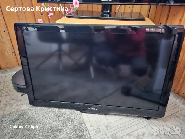Телевизор 37 инча PHILIPS за стойка на стена