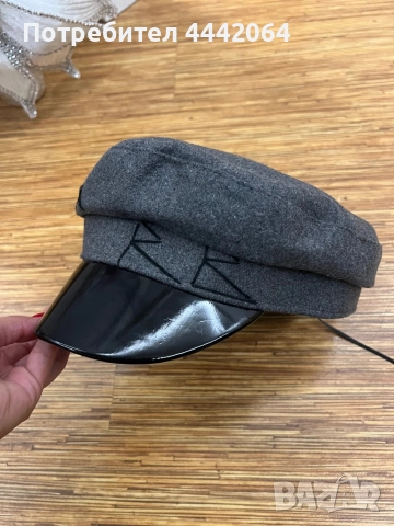 Шапка в сив цвят R.B