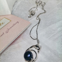 Сребърно колие със сладководна перла и цирконий , снимка 1 - Колиета, медальони, синджири - 44589268