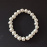 Нежна гривна с бели перли, снимка 2 - Гривни - 29992815