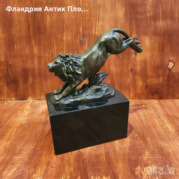 Бронзова скулптура на скачащ лъв върху мраморна основа, снимка 1