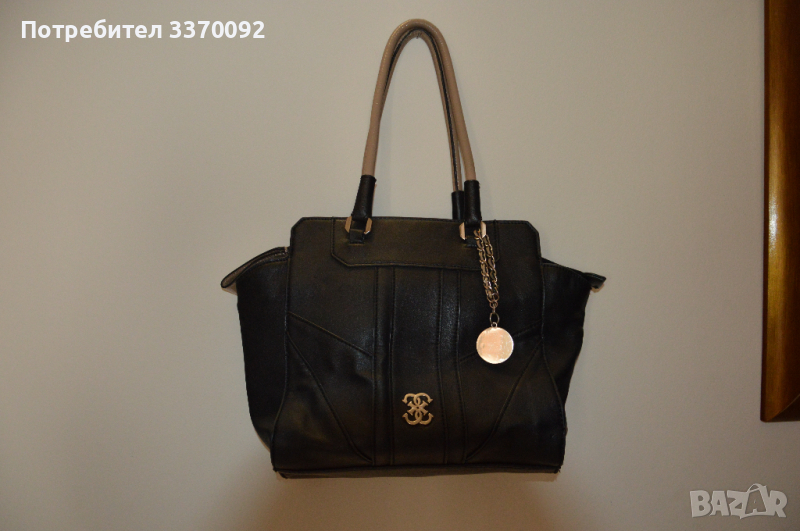 Черна кожена дамска чанта GUESS, снимка 1