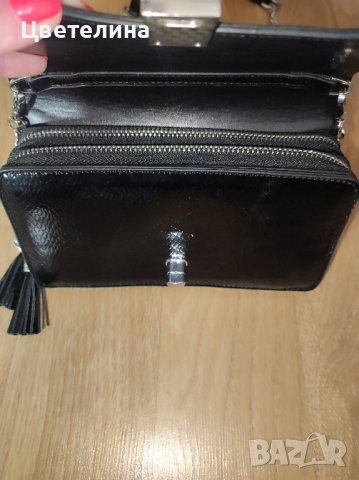 Дамска черна чанта CROPP змийски принт цена 20 лв. + подарък висулка пухче, снимка 5 - Чанти - 42697716