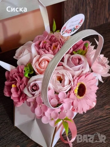 Кокетната дамска чанта с микс сапунени цветя от пластичен сапун в розово и пепел от рози, снимка 6 - Подаръци за жени - 50499499