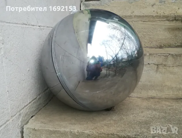 Гигантска коледна топка