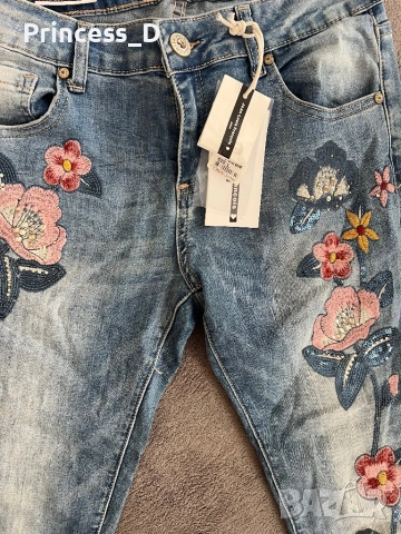 Дънки с бродерия