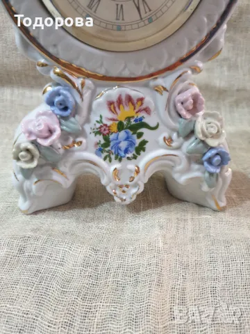 Процеланов настолен часовник, снимка 2 - Антикварни и старинни предмети - 49822627