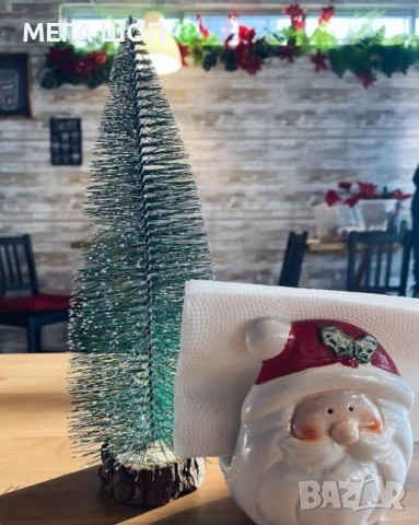 Миниатюрна декоративна изкуствена елха с поставка от дървено пънче, 30 см височина; Подходяща за дек