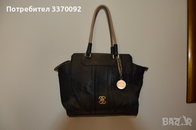 Черна кожена дамска чанта GUESS, снимка 1 - Чанти - 36575438