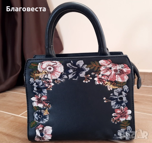 Дамска чанта с декорация, снимка 2 - Чанти - 52352608