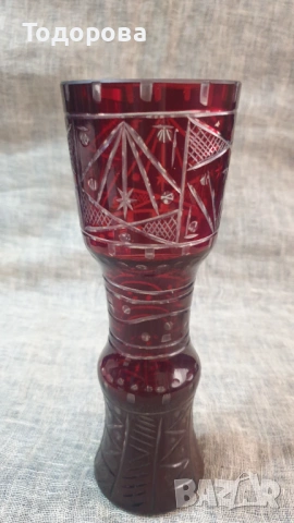 Ваза от червен кристал -Бохемия, снимка 2 - Антикварни и старинни предмети - 54088561