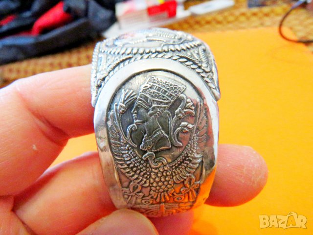 масивна кована  мъжка сребърна гривна с Нефертити, Клеопатра и много египетски мотиви по нея, снимка 3 - Гривни - 37856436