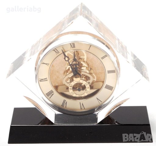Елегантен стъклен часовник