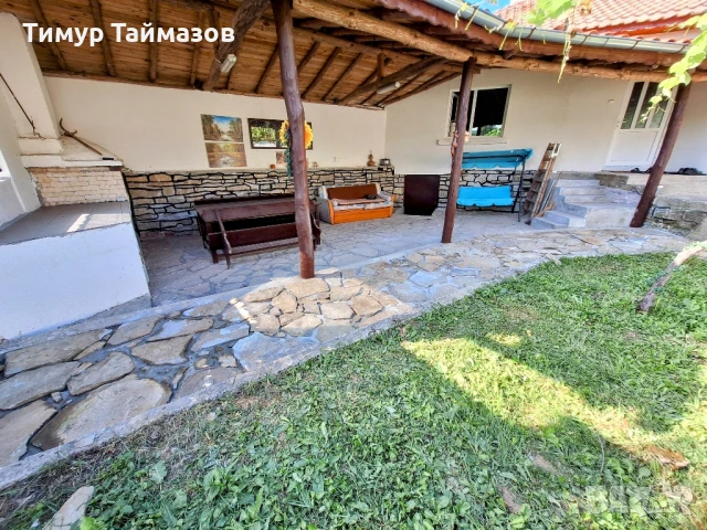 Голяма къща обзаведена отремонтирана до гора 1 място 2 парцела тихо малко село , снимка 3 - Къщи - 50166127