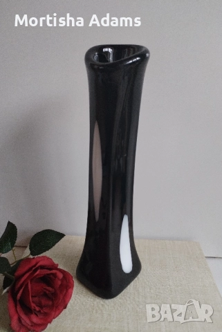 Елегантна стъклена ваза