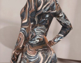 Секси рокля с дълъг ръкав с абстрактни вълнички, снимка 3