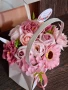 Кокетната дамска чанта с микс сапунени цветя от пластичен сапун в розово и пепел от рози, снимка 6