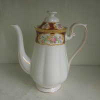 Royal Albert Lady Hamilton, колекционерски чайник 1939 година от порцелан , снимка 1 - Антикварни и старинни предмети - 44459650