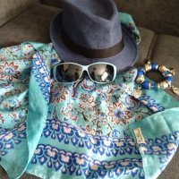Комплект аксесоари - лятно бомбе, копринен шал, слънчеви очила и гривна с талисмани, снимка 2 - Други - 36910748