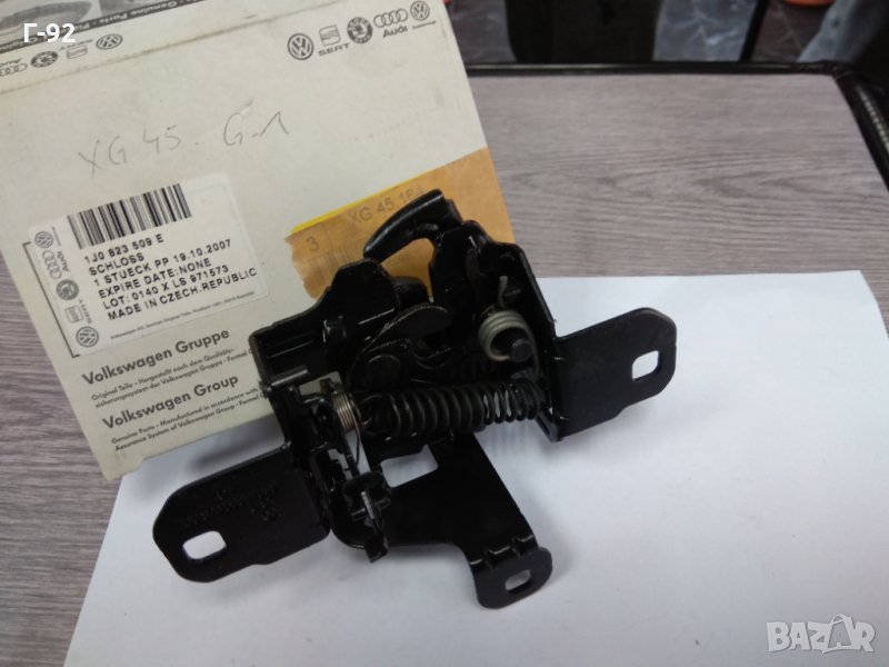 1J0823509E**NEU**VAG**Заключалка  на капака на Volkswagen GOLF 4, снимка 1