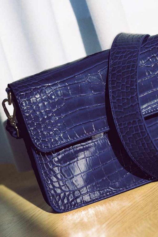 дамска маркова чанта Cayman Shiny Strap Bag Baby Blue Hvisk Bags в Чанти в  гр. София - ID42470189 — Bazar.bg
