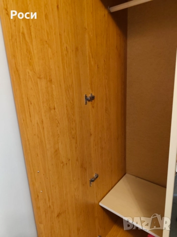 Трикрилен гардероб 150х200 см., цвят медна елша с крем, снимка 2 - Гардероби - 52857763