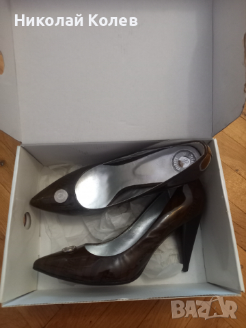 Дамски обувки Версус италиански нови, снимка 8 - Маратонки - 44549443