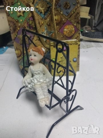 Метална люлка с момиче