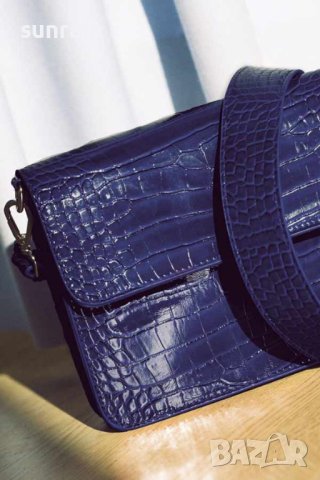 дамска маркова чанта Cayman Shiny Strap Bag Baby Blue Hvisk Bags  , снимка 2 - Чанти - 42470189